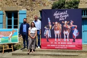 Des personnes posent à côté de l'affiche du National Pie Rouge 2026