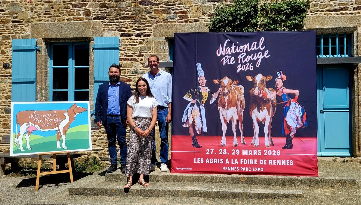 Des personnes posent à côté de l'affiche du National Pie Rouge 2026 - Illustration Le National Pie Rouge à Rennes