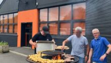 Des personnes faisant un barbecue