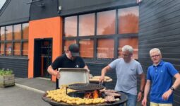 Des personnes faisant un barbecue