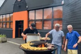 Des personnes faisant un barbecue