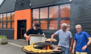 Des personnes faisant un barbecue