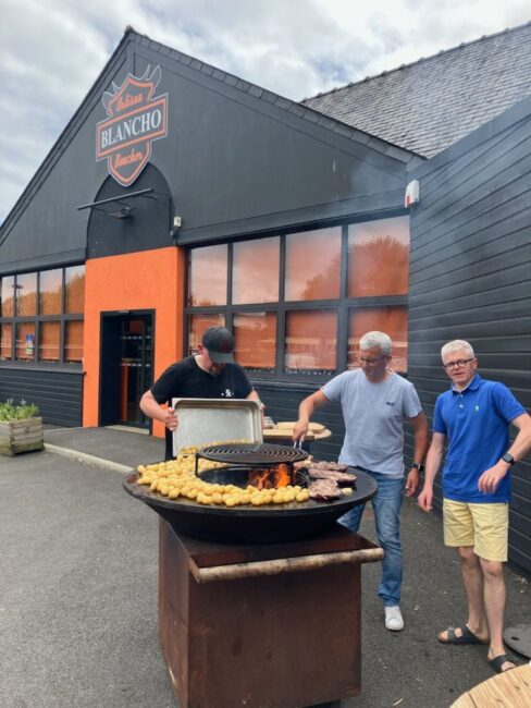 Des personnes faisant un barbecue