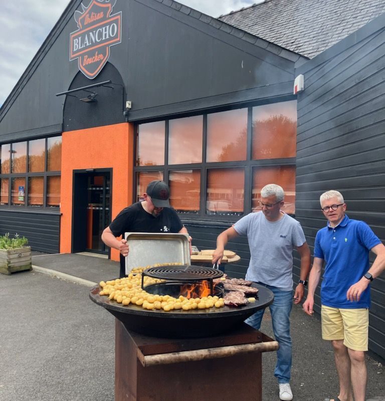Des personnes faisant un barbecue - Illustration Le GIE Proralim, filière label reconnue