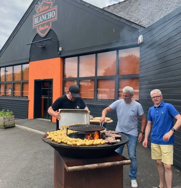 Des personnes faisant un barbecue - Illustration Le GIE Proralim,  filière label reconnue