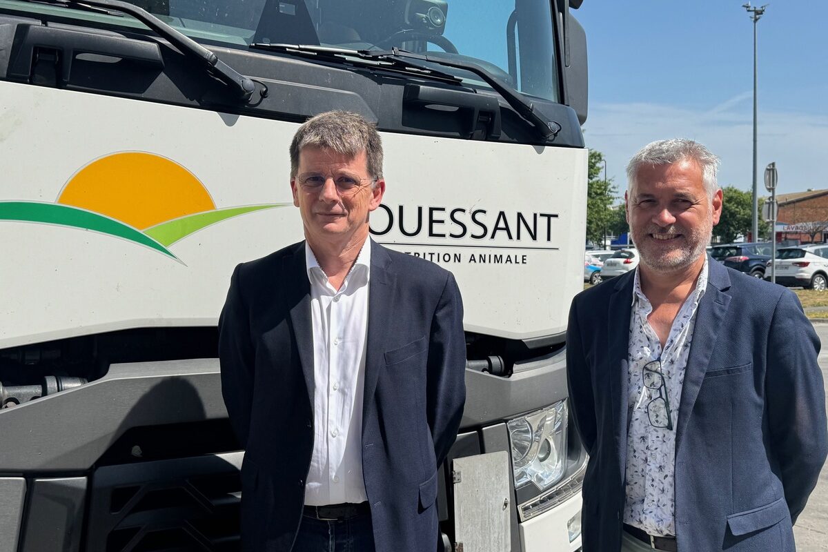 Deux homme devant un camion du Gouessant - Illustration « Jamais d’agriculture sans élevage dans notre région »
