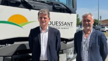 Deux homme devant un camion du Gouessant