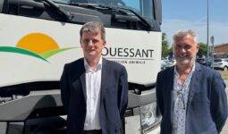 Deux homme devant un camion du Gouessant