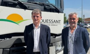 Deux homme devant un camion du Gouessant