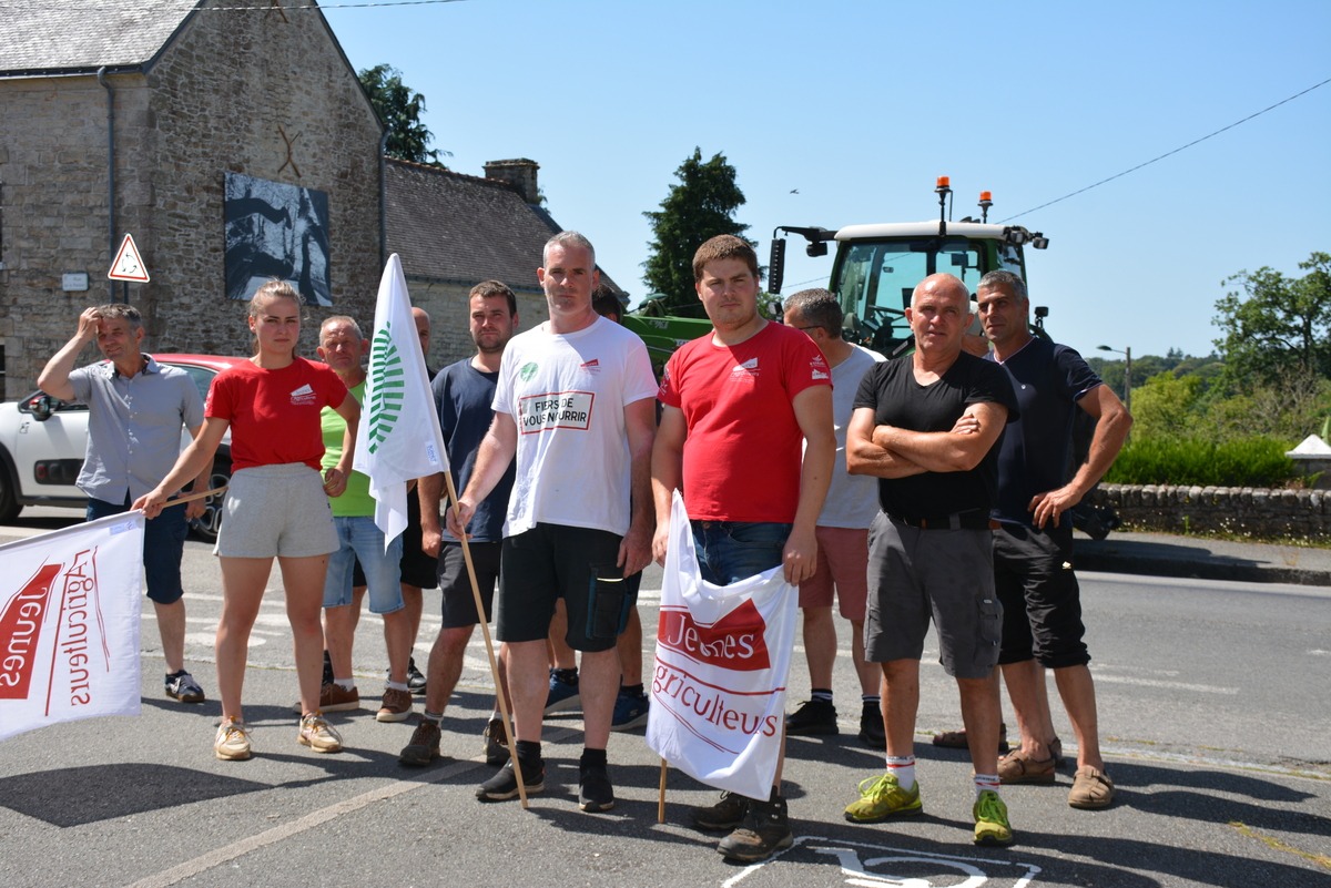 Un groupe de syndicalistes - Illustration Le bon sens exclu de l’aménagement foncier d’Elven