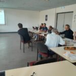 Un groupe de personnes dans une salle lors d'une réunion