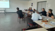 Un groupe de personnes dans une salle lors d'une réunion
