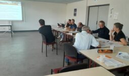 Un groupe de personnes dans une salle lors d'une réunion