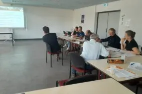 Un groupe de personnes dans une salle lors d'une réunion