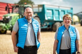 Deux personnes devant des remorques agricoles