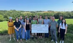 Un groupe de personnes lors d'une remise de chèque.