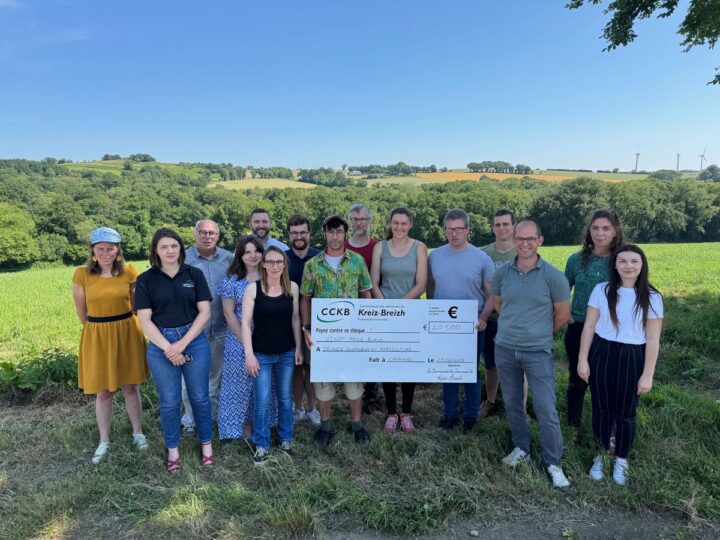 Un groupe de personnes lors d'une remise de chèque.