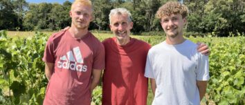 Trois personnes dans un champ de vignes