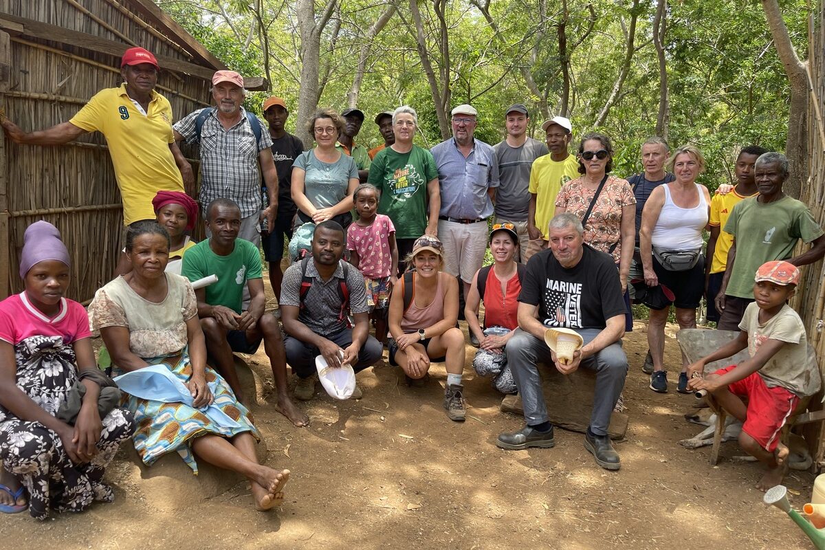 Un groupe de personne pose pour la photo à Madagascar - Illustration Ils ont Madagascar dans le cœur