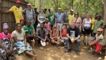 Un groupe de personne pose pour la photo à Madagascar