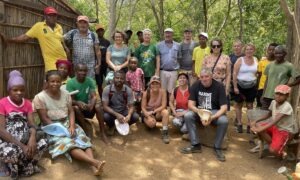 Un groupe de personne pose pour la photo à Madagascar