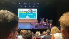 Des personnes dans la salle de Plougastel Daoulas