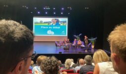 Des personnes dans la salle de Plougastel Daoulas