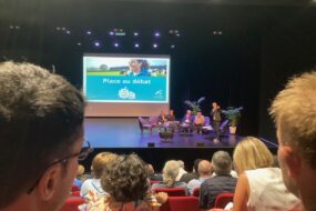 Des personnes dans la salle de Plougastel Daoulas