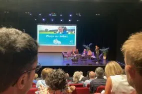 Des personnes dans la salle de Plougastel Daoulas