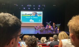 Des personnes dans la salle de Plougastel Daoulas
