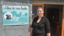 Floriane Lecossier devant un bâtiment
