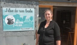 Floriane Lecossier devant un bâtiment