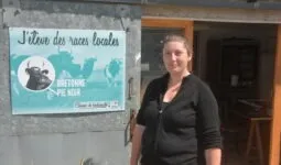 Floriane Lecossier devant un bâtiment