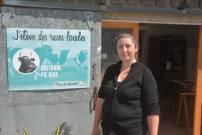 Floriane Lecossier devant un bâtiment