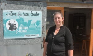 Floriane Lecossier devant un bâtiment