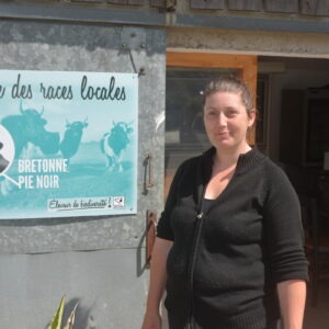 Floriane Lecossier devant un bâtiment