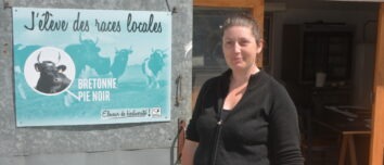 Floriane Lecossier devant un bâtiment