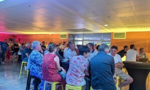 Un assemblée de personnes assises dans une salle