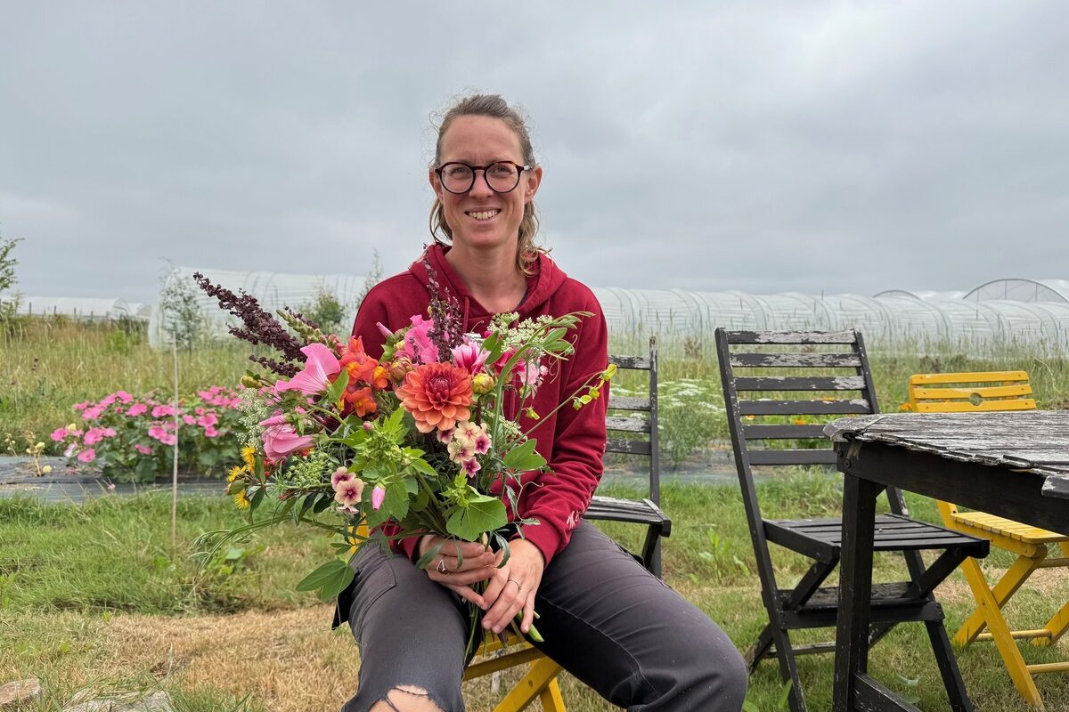 Une femme tenant un bouquet de fleurs - Illustration La fleur d’ici a du sens et du caractère
