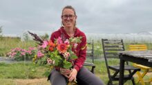 Une femme tenant un bouquet de fleurs