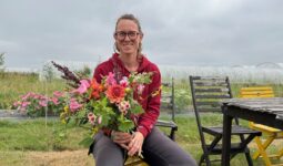 Une femme tenant un bouquet de fleurs