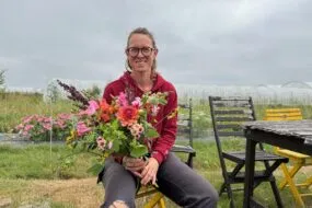 Une femme tenant un bouquet de fleurs