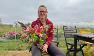 Une femme tenant un bouquet de fleurs