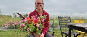 Une femme tenant un bouquet de fleurs