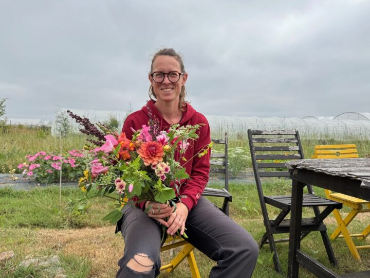 Une femme tenant un bouquet de fleurs