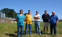 Cinq personnes dans un champ