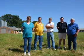 Cinq personnes dans un champ