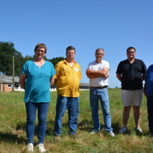 Cinq personnes dans un champ