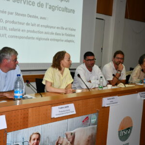 Des personnes à une tribune