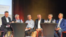 Six hommes à une tribune
